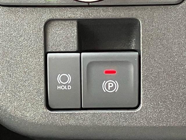 【電動パーキングブレーキ】ボタンを手前に引くだけでパーキングブレーキがロック！発進時にはボタンを押すとパーキングブレーキが簡単に解除される優れものです！