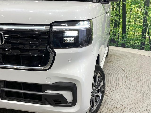 【LEDヘッドライト】悪天候や夜間走行時も良好な視界を確保し安心して運転できる高輝度LEDヘッドライトを装備！点灯速度が早く、消費電力も抑えられています。