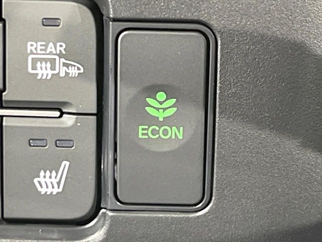 【シートヒーター】寒い日に重宝するシートヒーター！エアコンより早く温まってくれるので寒がりの人も安心ですね♪エアコンの温風は乾燥するから苦手、という方にもをおすすめです。