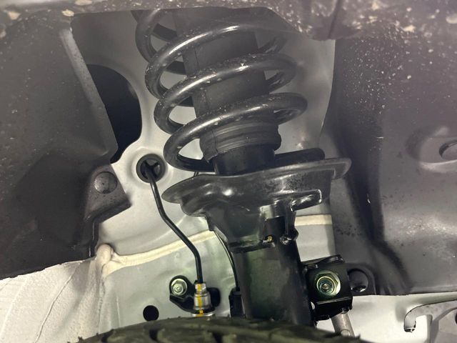 お車を安心してお乗りいただく為には、足回りの定期点検が欠かせません。サービスサポート（有償保証）では無料点検もご提供しており、安心のカーライフをお過ごしいただけるサポート体制が整っています。