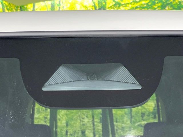 【ホンダセンシング】走行中に前方の車両等を認識し、衝突しそうな時は警報とブレーキで衝突回避と被害軽減をアシスト。より安全にドライブをお楽しみいただけます。