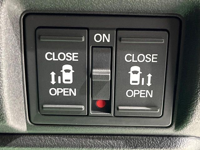 【両側パワースライドドア】スマートキーや運転席のスイッチで後席両側スライドドアの開閉が可能♪電動だから力を入れてドアを開ける必要が無く、小さなお子様でも簡単に開け閉めでき快適です♪
