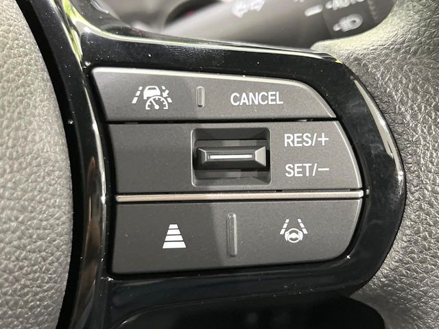 【アダプティブクルーズコントロール】高速道路での長距離走行が楽に！！自動で速度を保つクルーズコントロールが、衝突軽減システムと連携し、前方の車両を感知して車間を保つように速度調節してくれます！！