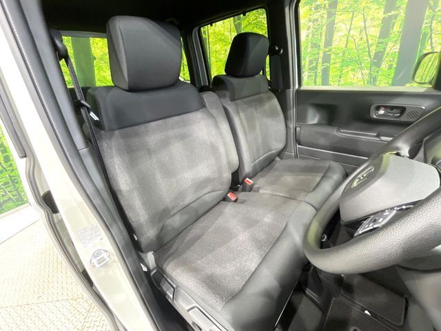 運転席まわりには十分なスペースがあり、大柄な方でもゆったり運転していただける環境です。