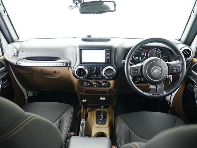 JEEP特有の遊び心溢れるインテリアはドライバーの感情を高揚させてくれます♪是非一度、ご体感下さい！！