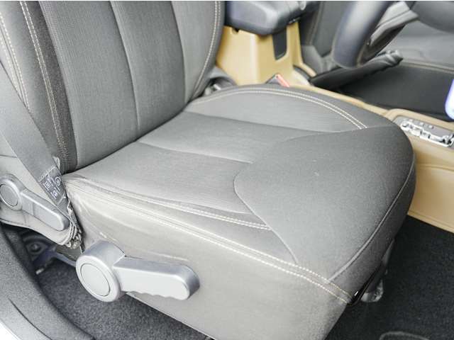 標準シートは適度なクッション性と、長距離でも疲れにくく計算されたホールド感。