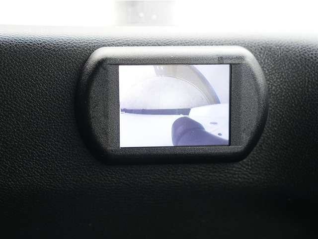 JKラングラーにはサイドモニターが標準装備されています。ラングラーのような大きな車体でも安心して運転していただける支援機能となっております！