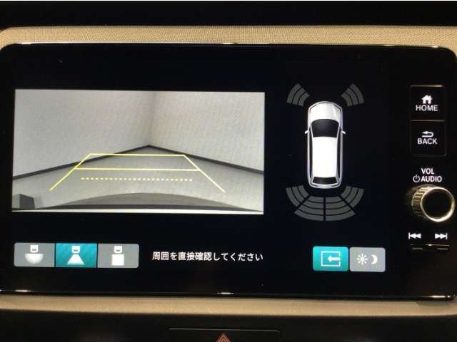 【バックカメラ】運転が苦手な方も車庫入れラクラクです！ギアをリバースに入れれば自動的に切り換わりますので、面倒な操作は不要です♪狭い駐車場もお車を傷つけず安心ですね！