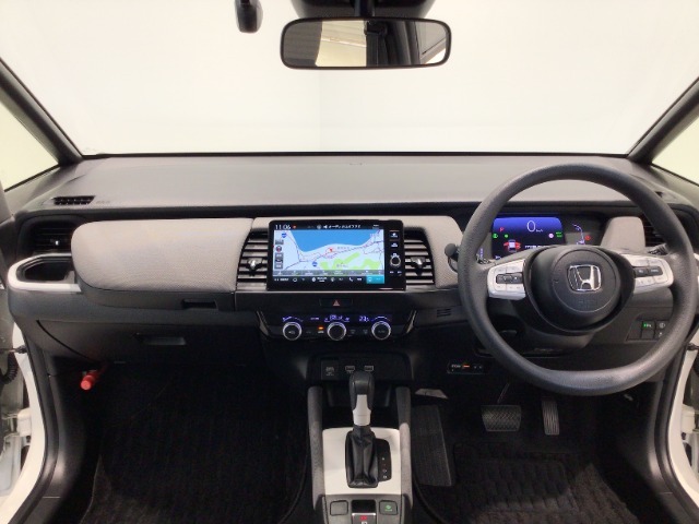 【前方視界】開放的な前方視界！運転がしやすく疲れにくいです♪窓が大きく、見通しがとっても良いおクルマですよ♪