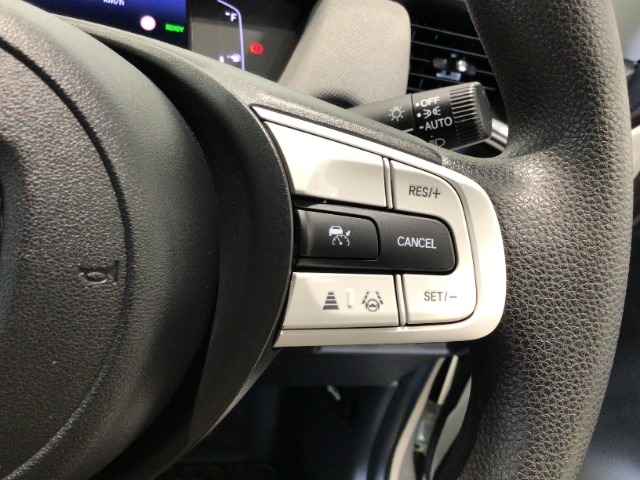 【アダプティブ・クルーズ・コントロール】予め設定した車速内でクルマが自動的に加減速。 前走車との適切な車間距離を維持しながら追従走行し、高速道路でのドライバーの疲労を軽減してくれる嬉しい機能付♪