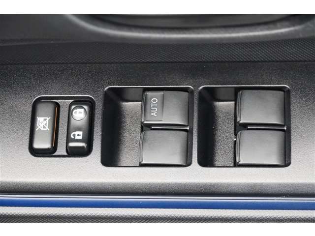 スイッチ一つで窓を開け閉めできるパワーウィンドウスイッチです。