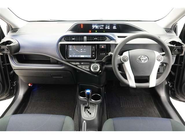 すっきりまとめられた視認性の良いインパネ周りです。操作スイッチも使用しやすい位置に配置されています。