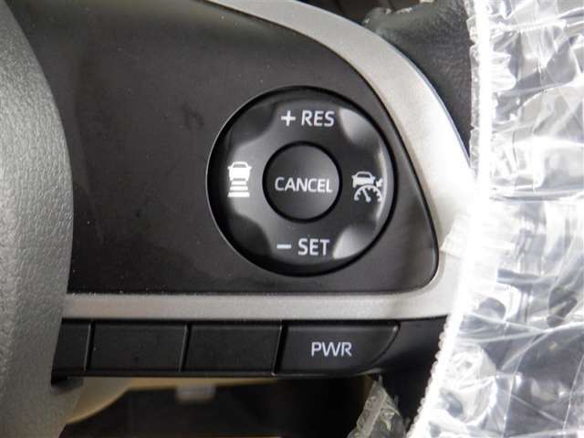 レーダークルーズコントロール(全車速追従機能付)付きです。車速に応じて追従支援してくれるので、ロングドライブも快適です。詳細は販売店スタッフまでおたずねください。