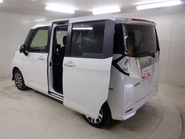 両側パワースライドドア付きだから、狭い駐車スペースなどでの 乗り降りラクラク！小さなお子さまのいるご家庭には嬉しい装備。