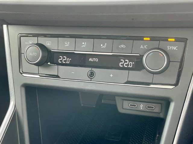 エアコンなどのスイッチ類は運転中でも操作しやすい位置に配置されております