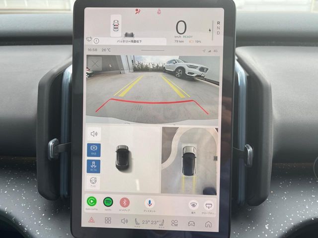 【360°ビューカメラ】4台の高解像度カメラで360度の鳥瞰図を表示。隣の車や壁、死角にある障害物などを画面で確認できるため、狭いスペースでの駐車・出入りも安心です。