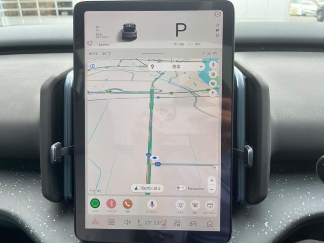 【パノラマガラスルーフ】固定式のガラスルーフで明るい車内空間を演出。日差しの強い日は電動スライドカーテンで調整するなど、季節を問わず開放的なドライブをお楽しみいただけます。