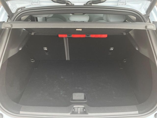 普段のお買い物や通勤、送迎等に十分な荷室スペースを確保しております。セカンドシートを倒すと、大きな荷物の積載も可能です。