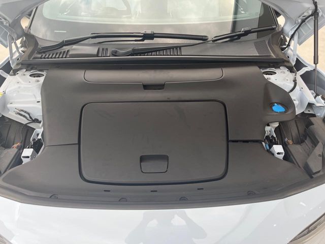 当店の認定中古車（VOLVO　APPROVED　CAR）はメーカー基準の車齢・走行に応じた内外装・機関の176項目もの項目に厳密な点検を実施。すべての基準を満たした自信を持ってお届けする中古車です。