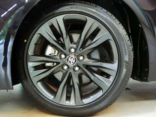 車のデザインにマッチした純正アルミホイール