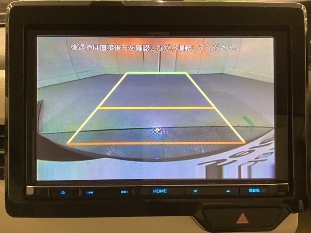 バックでの車庫入れも安心です！　リアカメラが付いているバックモニター付のナビを装備しております。操作線もついており距離感も画面から確認できます。