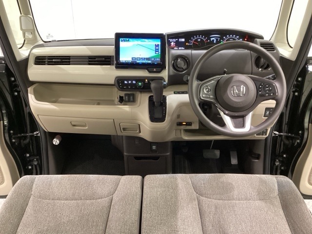 車内は光触媒抗菌消臭施工済です。インパネ周りはスタイリッシュなデザインで機能や装備も充実しています。グローブボックスやカップホルダーのほかにトレーなどたくさんの収納スペースが付いています。