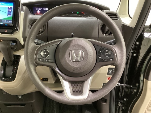 ハンドルにHondaセンシング系のクルーズコントロールやレーンキープアシストなどのスイッチと、オーディオの操作スイッチが装備されています。ハンドルから手を離さず安全に操作できます。