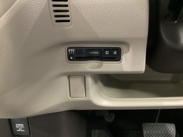 ハンドルの左下にETCがついています。高速道路の料金所の通過も楽々です。　カードの取り出しもしやすい場所についています。