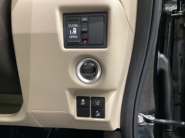左側電動スライドドアは運転席からでも操作ができるように、ハンドル付近に開閉の操作スイッチが付いています。
