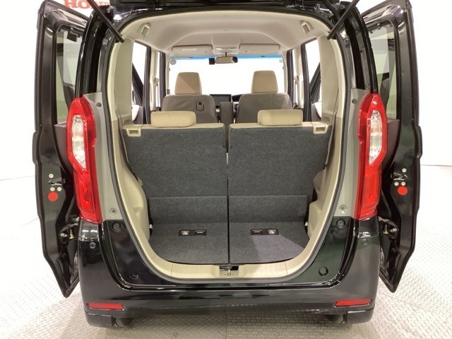 開口部も広く荷物の積み下ろしもしやすいお車となっております。シートの背もたれは5：5の割合で背もたれを可倒でき、前後のシートスライドもできるので荷室をひろげることができます。