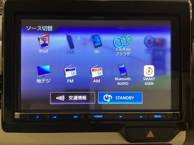 ナビゲーションはフルセグTV対応のメモリーナビ（社外品）を搭載しています。Bluetoothオーディオ機能がありますので、スマートフォンなどの音楽も再生できます。
