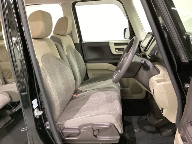 女性でも運転がしやすいように、シートの高さ調整機能（シートリフター）がついています。運転席と助手席の間が空いている為、助手席側への移動がスムーズです。交通量の多い道でも助手席側から乗り降りができます。
