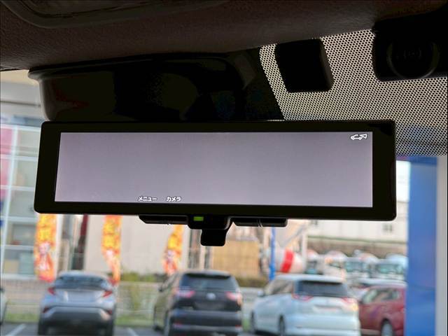 【インテリジェントルームミラー】を搭載しております。ミラーにより後方確認ができますので、駐車の際などに役立ちます。