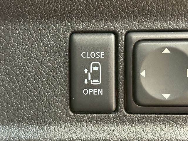 【片側電動スライドドア】運転席よりボタンひとつで開閉可能なスライドドアです。雨の日のお迎えなどに役立ちますね。