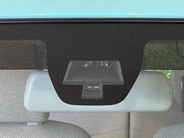 【スズキ　レーダーブレーキサポート】走行中に前方の車両等を認識し、衝突しそうな時は警報とブレーキで衝突回避と被害軽減をアシスト。より安全にドライブをお楽しみいただけます。
