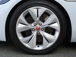 純正18インチアルミ『こだわりを持ってモデル別にデザインされています。しつこい鉄粉や錆に高い効果を発揮する「ホイールコーティング」の施工も受付中！お気軽に担当営業までご相談ください。』