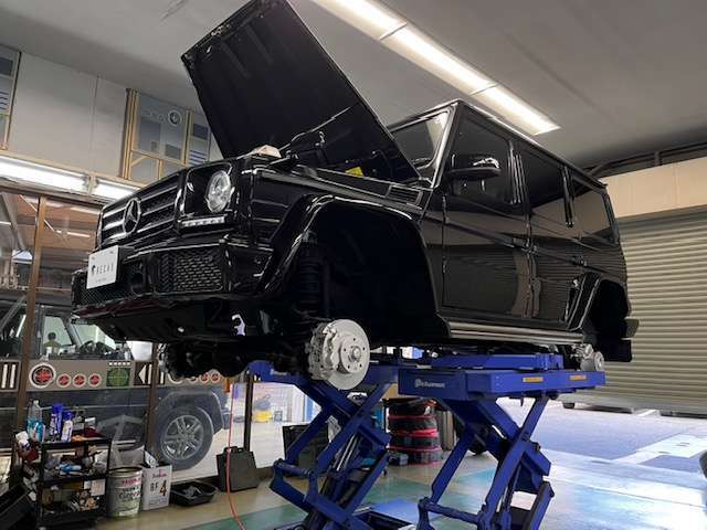 当社では入庫した車両はすべて国家整備資格保持者がリフトにあげ、下回り、足回り点検をしっかり行い車両を展示しております。