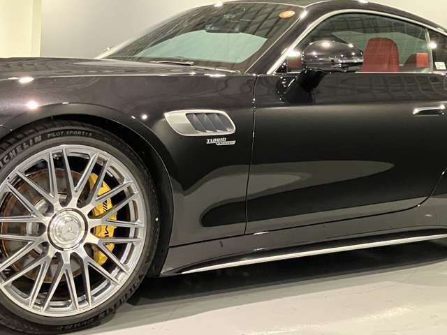 メルセデスベンツ純正アルミホイールは、強度に優れ、デザイン性も兼ね備えております。