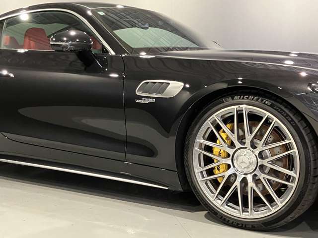 メルセデスベンツ純正アルミホイールは、強度に優れ、デザイン性も兼ね備えております。