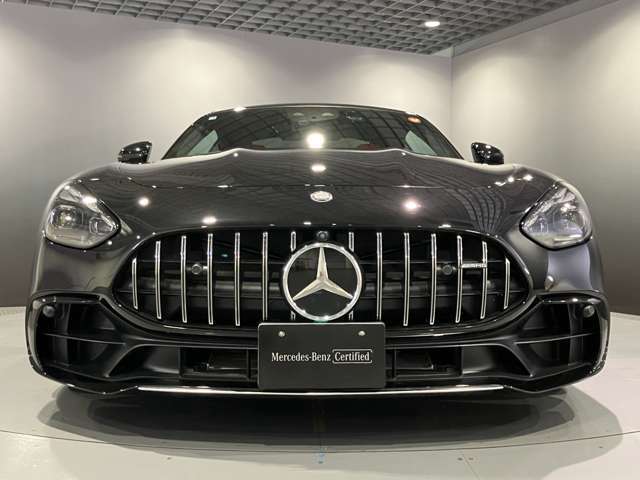 フロントグリル中央に大きく輝くスリーポインテッドスター。メルセデスベンツならではのステータスを強く感じる事ができます