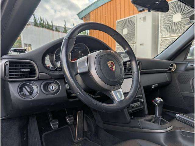 後期型911のMT車は非常に限られたモデルであり、ドライバーが直接車を操る楽しさを提供します。