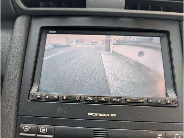 バックカメラ：　駐車時の視界を確保し、安全な操作をサポート。