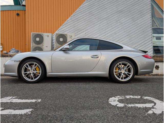 後期型911は、前期型に比べてエンジンのパフォーマンスや燃費が向上しており、より高い剛性と軽量化が実現されています。
