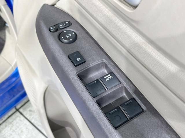 【電動格納ミラー】サイドミラーは電動格納式となっており、狭い駐車場でもキズがつくリスクを抑えられます。