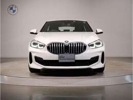 【BMWの伝統-1】BMWの特徴的な“キドニーグリル”は、80年以上続く伝統の形でございます。変わらないこだわりのデザインが、プレミアムブランド“BMW”を創り出します。