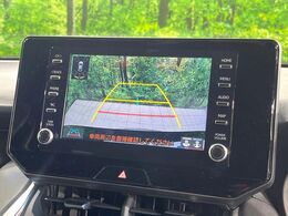 【バックカメラ】駐車時に後方がリアルタイム映像で確認できます。大型商業施設や立体駐車場での駐車時や、夜間のバック時に大活躍！運転スキルに関わらず、今や必須となった装備のひとつです！