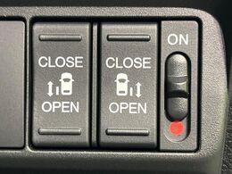 【両側パワースライドドア】スマートキーや運転席のスイッチで後席両側スライドドアの開閉が可能♪電動だから力を入れてドアを開ける必要が無く、小さなお子様でも簡単に開け閉めでき快適です♪