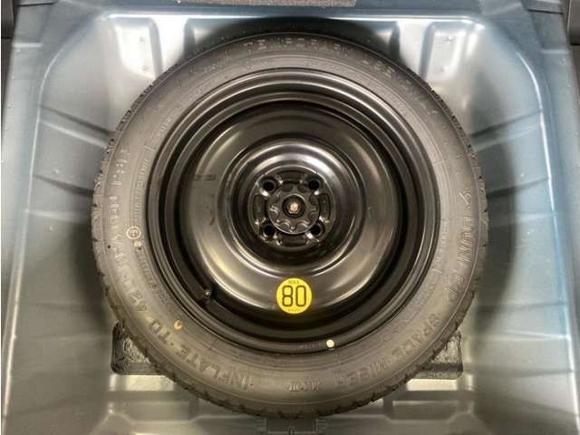 今ではオプションになってしまった応急タイヤが装備されています。万が一の時に役立ちます☆☆