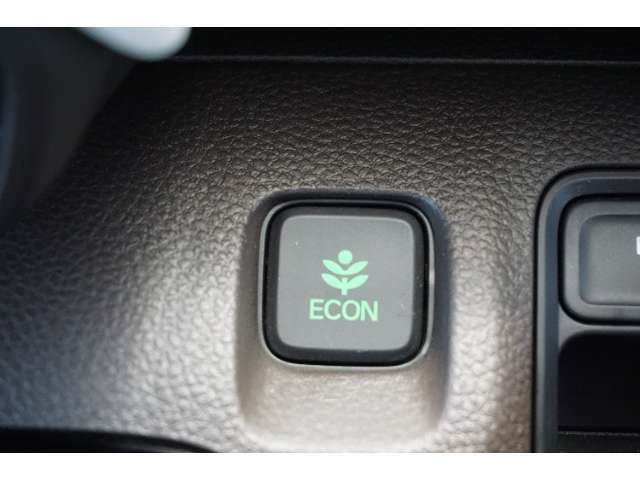 【ECONスイッチ】　エンジン、トランスミッション、エアコンの作動を制御して、省燃費運転をしやすくするように制御します。