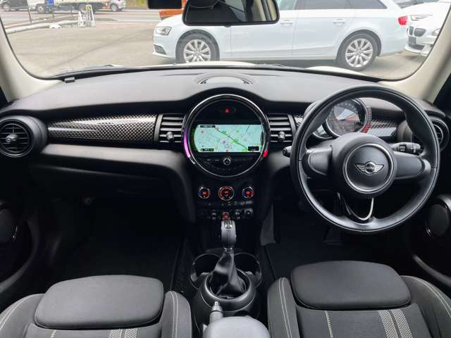 車内はオシャレなデザインとなっております。